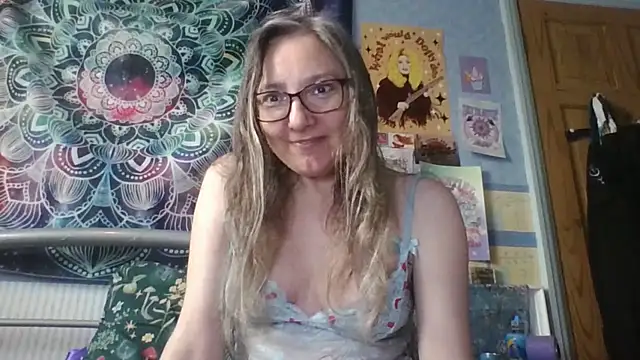 Snapshot of Izzylove47 chatting on 05-21-26, 08:10 Izzylove47 online show from 05-21-26, 08:10