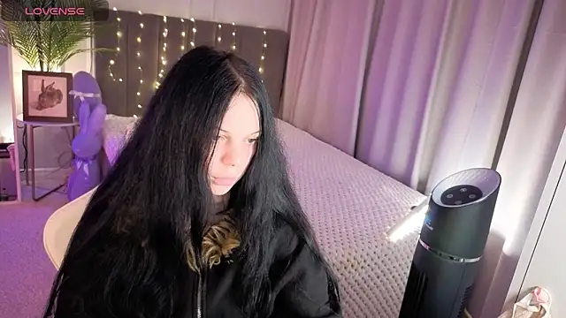Vivi Vivian online show from 05-17-26, 03:30