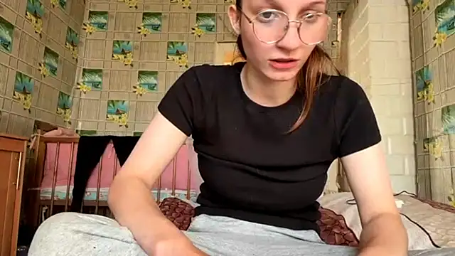 Snapshot of SparkleJebb chatting on 06-19-26, 04:22 SparkleJebb online show from 06-19-26, 04:22