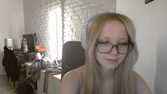 Snapshot of AmandaFix chatting on 05-27-26, 07:44 AmandaFix online show from 05-27-26, 07:44