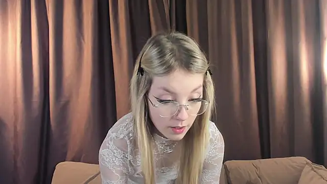 Snapshot of NovaOliphant chatting on 05-31-26, 09:49 NovaOliphant online show from 05-31-26, 09:49