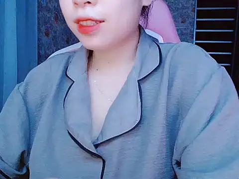 Snapshot of Julie_Ulie chatting on 05-27-26, 02:25 Julie Ulie online show from 05-27-26, 02:25