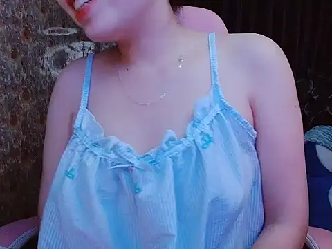 Snapshot of Julie_Ulie chatting on 05-31-26, 02:35 Julie Ulie online show from 05-31-26, 02:35
