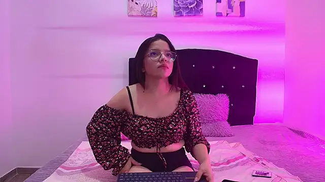 Snapshot of Samantha__Velvet chatting on 05-27-26, 12:40 Samantha Velvet online show from 05-27-26, 12:40