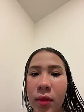 Snapshot of bellaroch chatting on 06-17-26, 01:52 bellaroch online show from 06-17-26, 01:52