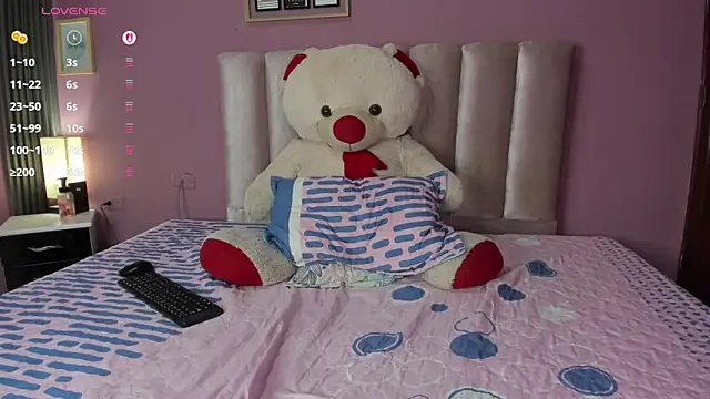 Snapshot of ORIANNA_21 chatting on 06-17-26, 09:05 ORIANNA 21 online show from 06-17-26, 09:05