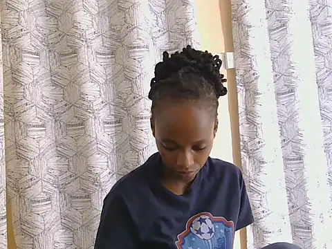 Snapshot of Petitemissy chatting on 05-25-26, 01:17 Petitemissy online show from 05-25-26, 01:17