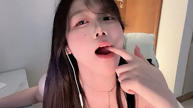 Snapshot of April_UU chatting on 05-26-26, 01:34 April UU online show from 05-26-26, 01:34