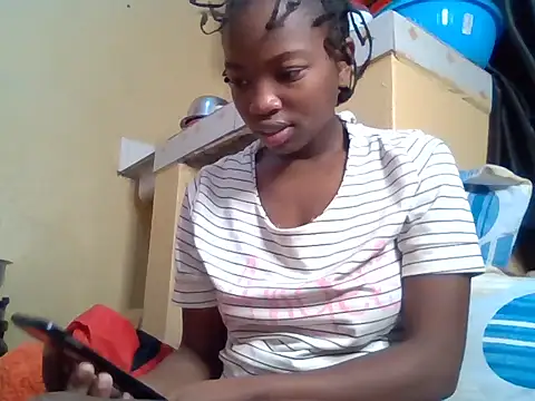 Snapshot of aliana082169 chatting on 07-10-26, 05:01 aliana082169 online show from 07-10-26, 05:01