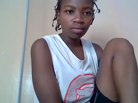 Snapshot of aliana082169 chatting on 07-13-26, 05:43 aliana082169 online show from 07-13-26, 05:43
