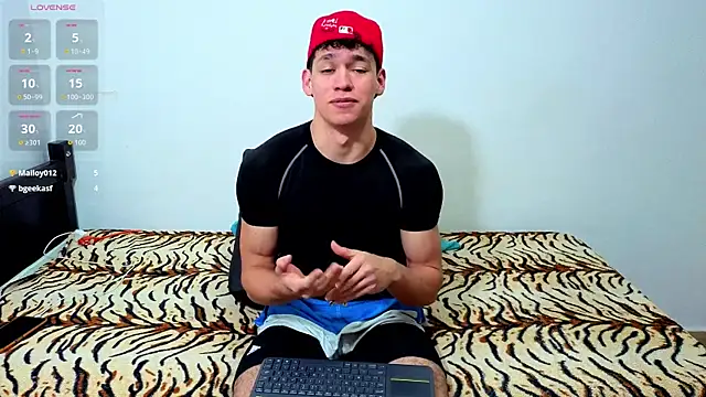 Snapshot of Luke_Muscle chatting on 06-18-26, 11:53 Luke Muscle online show from 06-18-26, 11:53