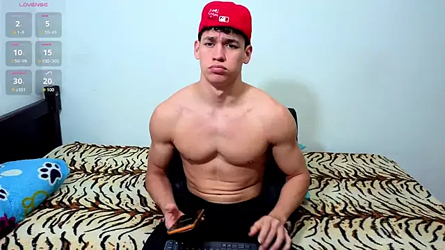 Snapshot of Luke_Muscle chatting on 06-23-26, 01:14 Luke Muscle online show from 06-23-26, 01:14