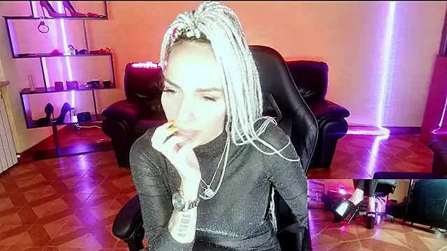 Snapshot of Monicamaxwell chatting on 05-30-26, 12:02 Monicamaxwell online show from 05-30-26, 12:02