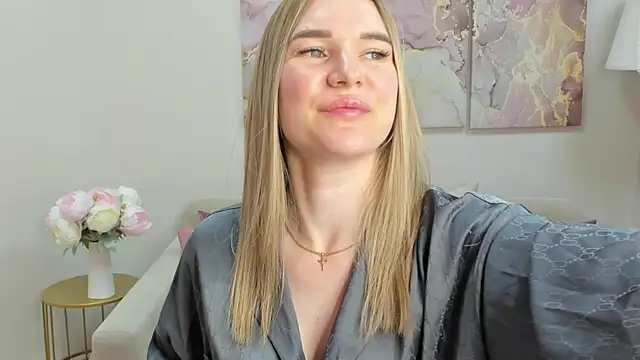 Snapshot of RoxyReignn chatting on 06-11-26, 12:32 RoxyReignn online show from 06-11-26, 12:32