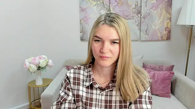 Snapshot of RoxyReignn chatting on 07-15-26, 09:31 RoxyReignn online show from 07-15-26, 09:31