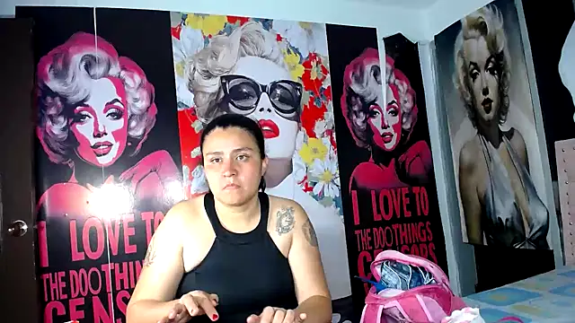 Snapshot of BaddieLuxe_ chatting on 05-26-26, 10:33 BaddieLuxe online show from 05-26-26, 10:33