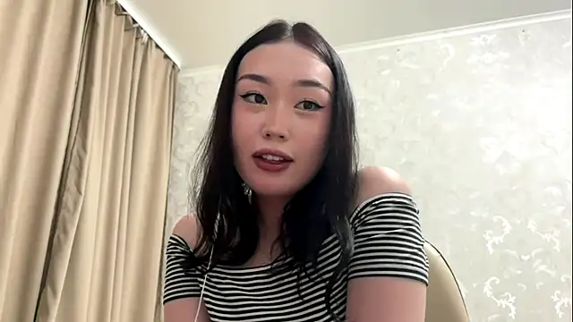 Snapshot of LilowNax chatting on 05-26-26, 06:37 LilowNax online show from 05-26-26, 06:37