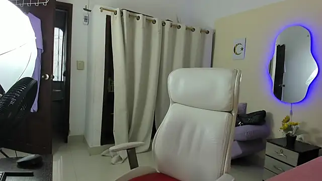 Snapshot of Nadia-Monroe chatting on 05-27-26, 11:07 Nadia-Monroe online show from 05-27-26, 11:07