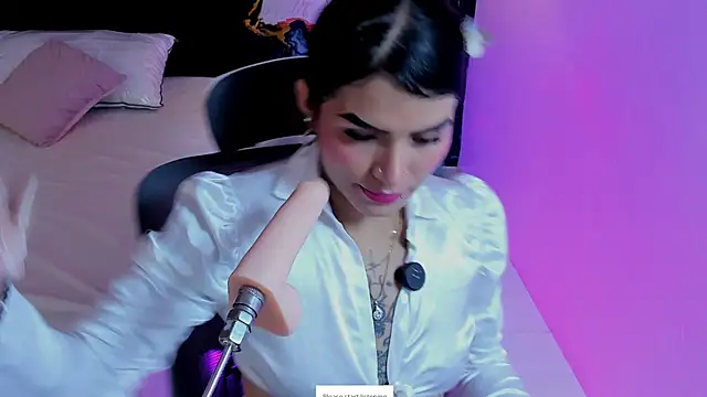 Snapshot of Alanna_Wild chatting on 06-26-26, 06:56 Alanna Wild online show from 06-26-26, 06:56