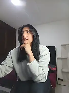 Snapshot of Samantha01_Rosse01 chatting on 06-13-26, 01:53 Samantha01 Rosse01 online show from 06-13-26, 01:53