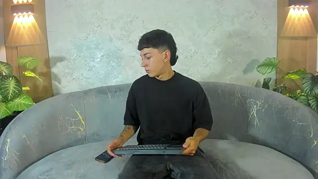 Snapshot of Gian_Rossi chatting on 06-13-26, 05:33 Gian Rossi online show from 06-13-26, 05:33