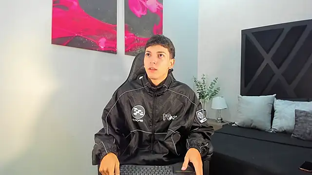 Snapshot of Gian_Rossi chatting on 06-18-26, 11:14 Gian Rossi online show from 06-18-26, 11:14