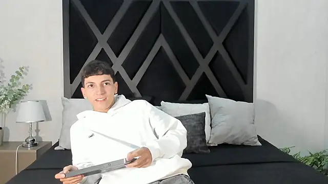Snapshot of Gian_Rossi chatting on 06-19-26, 11:14 Gian Rossi online show from 06-19-26, 11:14