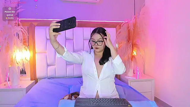 Violet Bloom online show from 05-30-26, 05:54