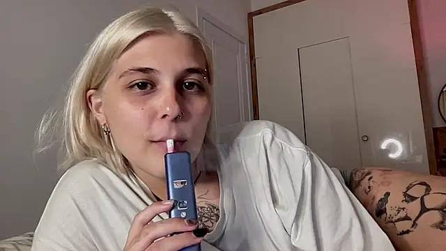 Snapshot of Ella_Bloom chatting on 07-14-26, 06:24 Ella Bloom online show from 07-14-26, 06:24