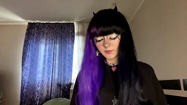 Snapshot of HolyCute chatting on 06-12-26, 03:11 HolyCute online show from 06-12-26, 03:11