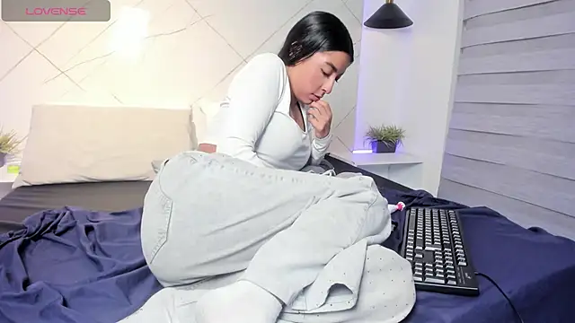 Snapshot of SARAH_COLLENS_ chatting on 07-04-26, 11:33 SARAH COLLENS online show from 07-04-26, 11:33