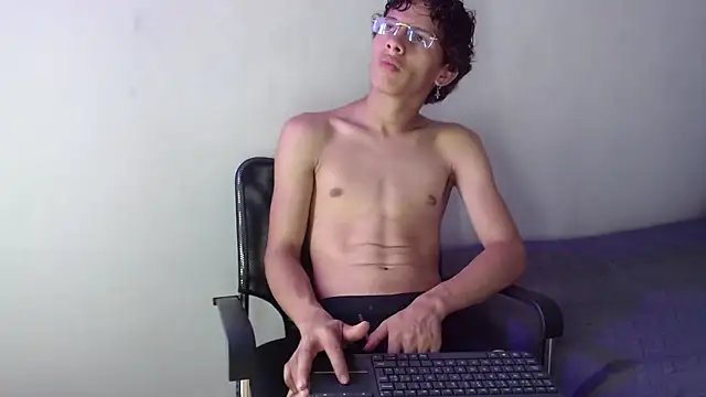 Snapshot of Adrian_Wolf chatting on 06-12-26, 04:22 Adrian Wolf online show from 06-12-26, 04:22