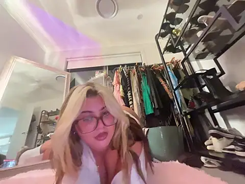 Snapshot of luckygigi chatting on 05-31-26, 06:09 luckygigi online show from 05-31-26, 06:09