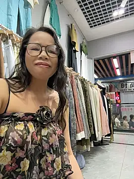 Snapshot of honghong_mother chatting on 07-18-26, 01:15 honghong mother online show from 07-18-26, 01:15
