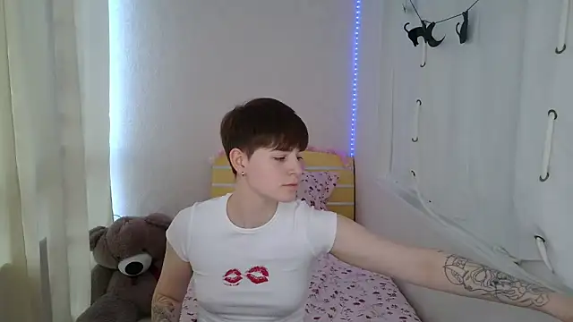 Snapshot of EmyHills chatting on 06-12-26, 02:38 EmyHills online show from 06-12-26, 02:38