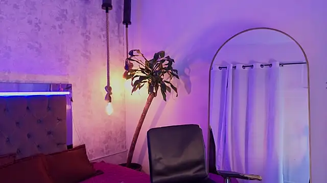 Snapshot of chloe_bronze chatting on 07-14-26, 02:05 chloe bronze online show from 07-14-26, 02:05