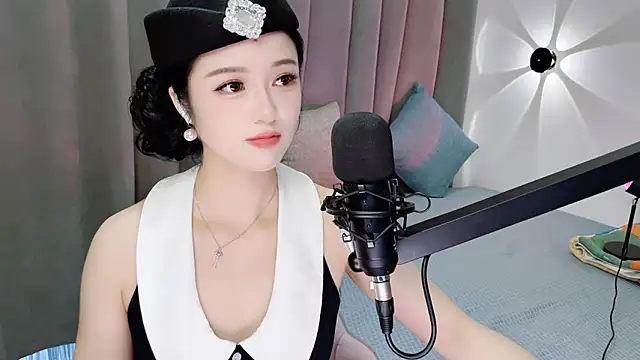 Snapshot of Momo-Wow chatting on 06-18-26, 06:13 Momo-Wow online show from 06-18-26, 06:13