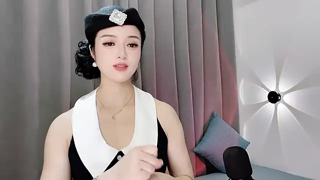 Snapshot of Momo-Wow chatting on 06-18-26, 09:14 Momo-Wow online show from 06-18-26, 09:14