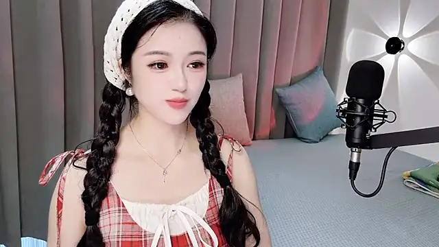 Snapshot of Momo-Wow chatting on 06-19-26, 06:51 Momo-Wow online show from 06-19-26, 06:51