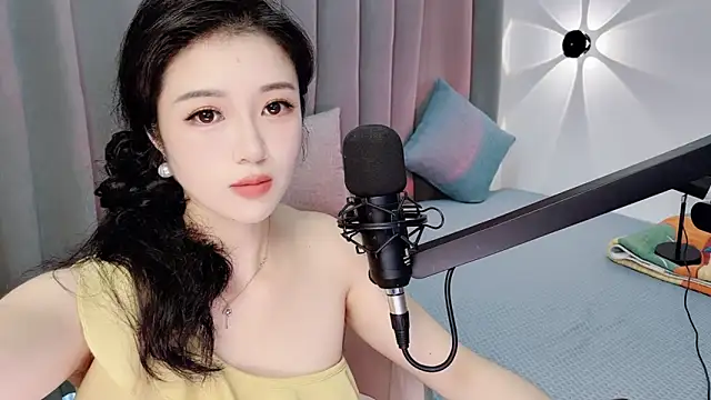 Snapshot of Momo-Wow chatting on 06-20-26, 06:05 Momo-Wow online show from 06-20-26, 06:05
