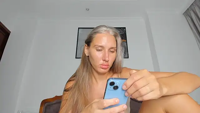 Snapshot of SofiClimbing chatting on 09-26-25, 02:10 SofiClimbing online show from 09-26-25, 02:10