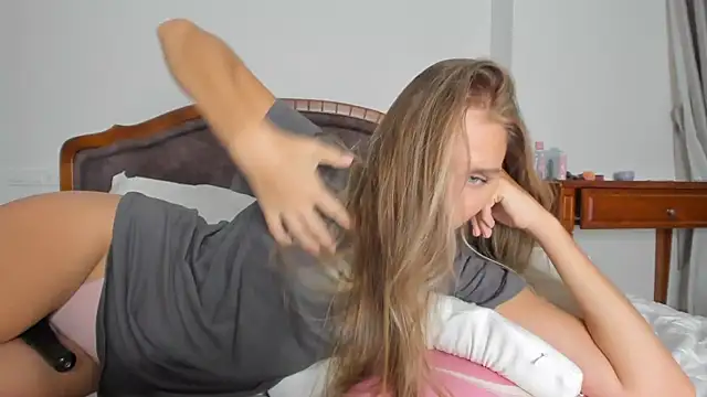 Snapshot of SofiClimbing chatting on 10-13-25, 03:56 SofiClimbing online show from 10-13-25, 03:56