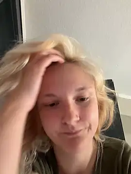 Snapshot of Viviluu_Offiziell chatting on 06-05-26, 03:18 Viviluu Offiziell online show from 06-05-26, 03:18