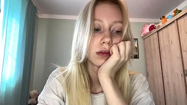 Snapshot of BossedFrog chatting on 06-04-26, 12:11 BossedFrog online show from 06-04-26, 12:11