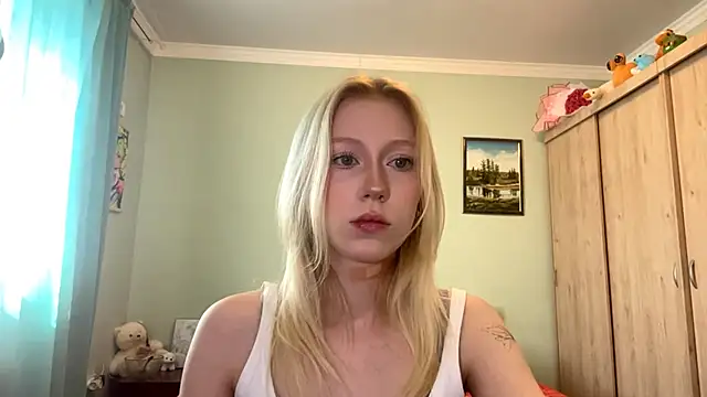 Snapshot of BossedFrog chatting on 06-10-26, 12:15 BossedFrog online show from 06-10-26, 12:15