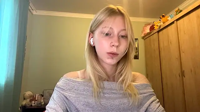 Snapshot of BossedFrog chatting on 06-28-26, 02:12 BossedFrog online show from 06-28-26, 02:12