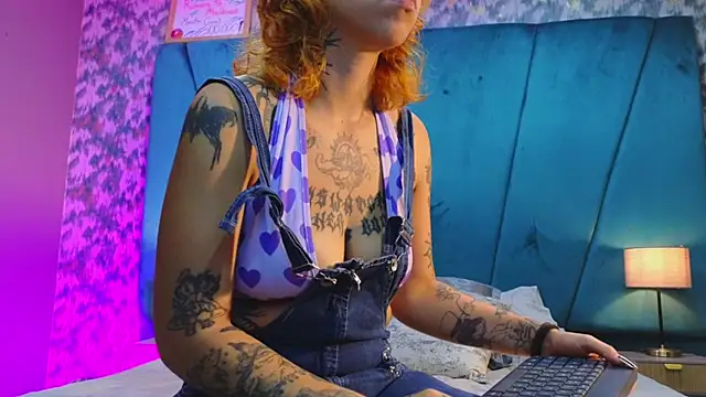 Snapshot of julimonroe_ chatting on 07-17-26, 04:08 julimonroe online show from 07-17-26, 04:08