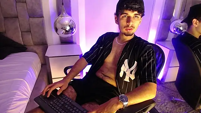 LucasThomson  online show from 06-20-26, 04:15