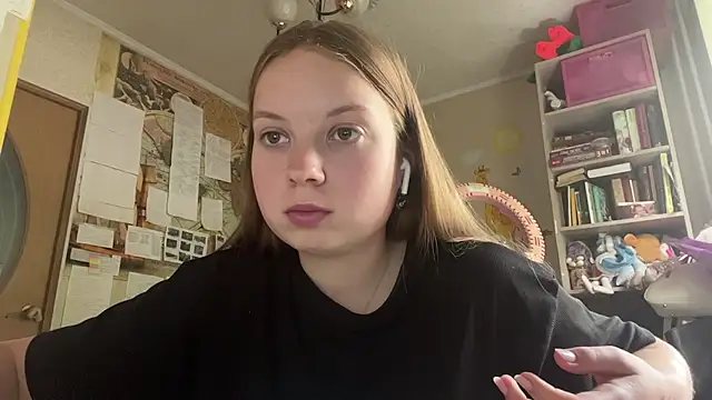 Snapshot of Aileyn chatting on 07-14-26, 10:21 Aileyn online show from 07-14-26, 10:21
