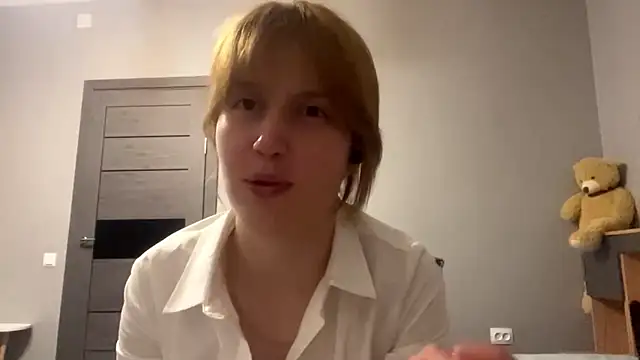 Snapshot of Mowhlntime chatting on 06-25-26, 01:49 Mowhlntime online show from 06-25-26, 01:49